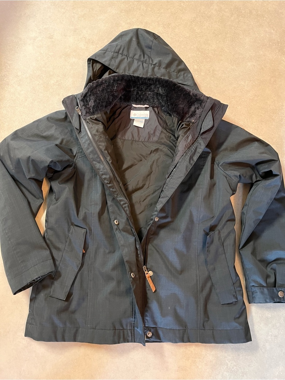 Columbia dark grey Hooded Parka Jacket
Faux Fur Trim
Large
Fall winter - Picture 5 of 10